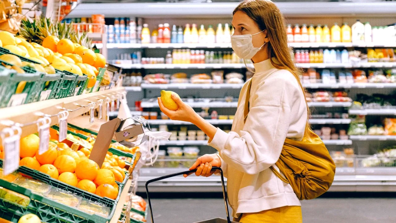 Market rafında ekmek ve unlu mamuller